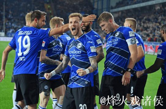 柏林赫塔球员抢断对手教练递给球员 柏林赫塔球员抢断对手教练递给球员